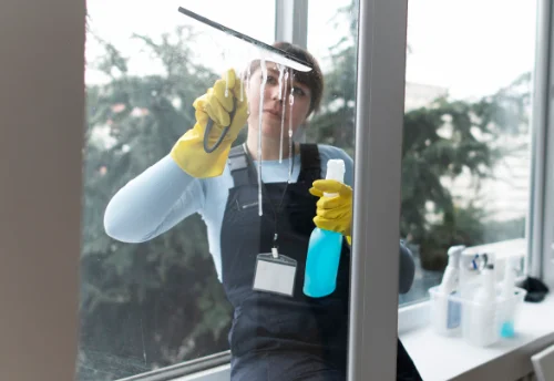 Nettoyage de vitres intérieures et extérieures à la Landec